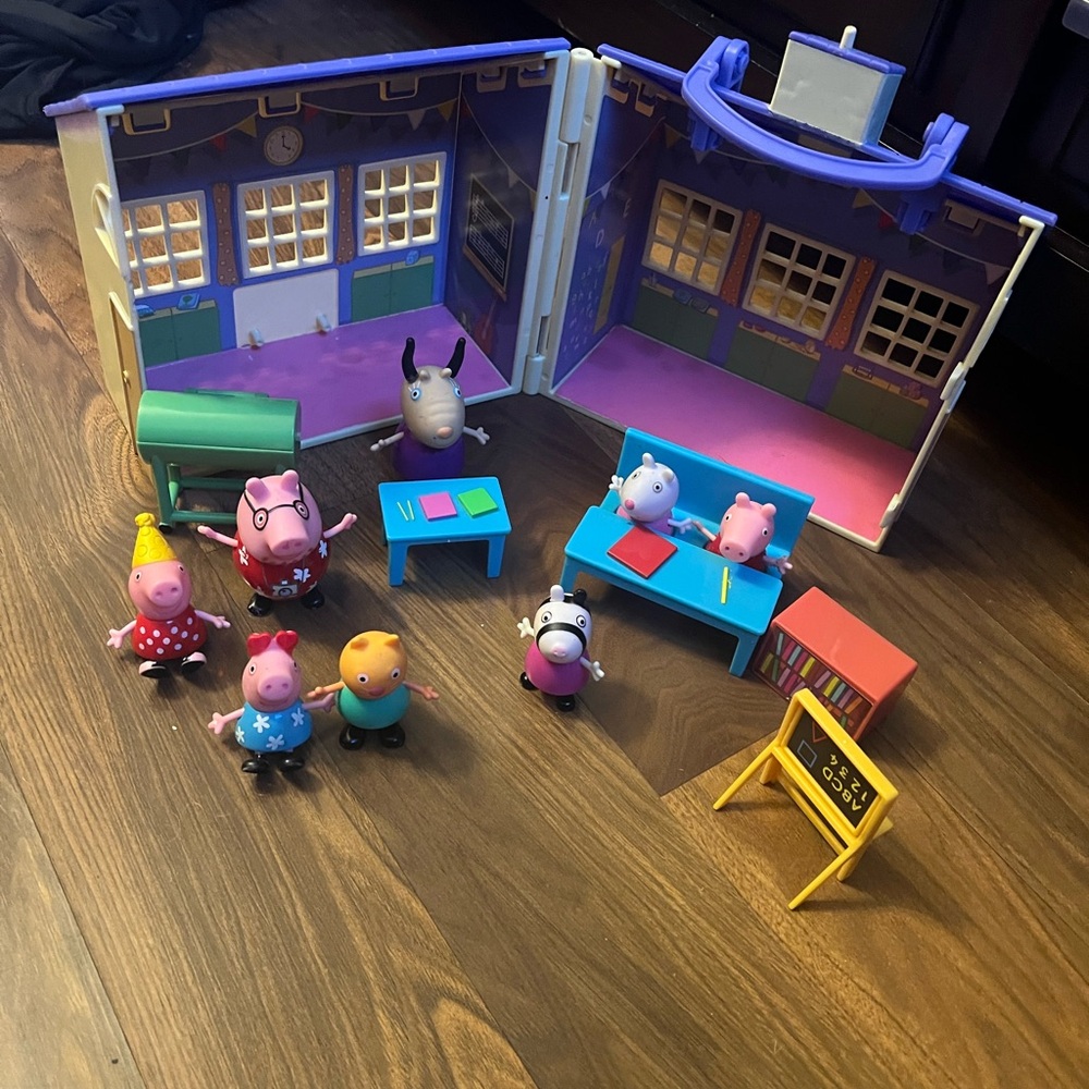 Peppa Pig School Playset Toy plus figures